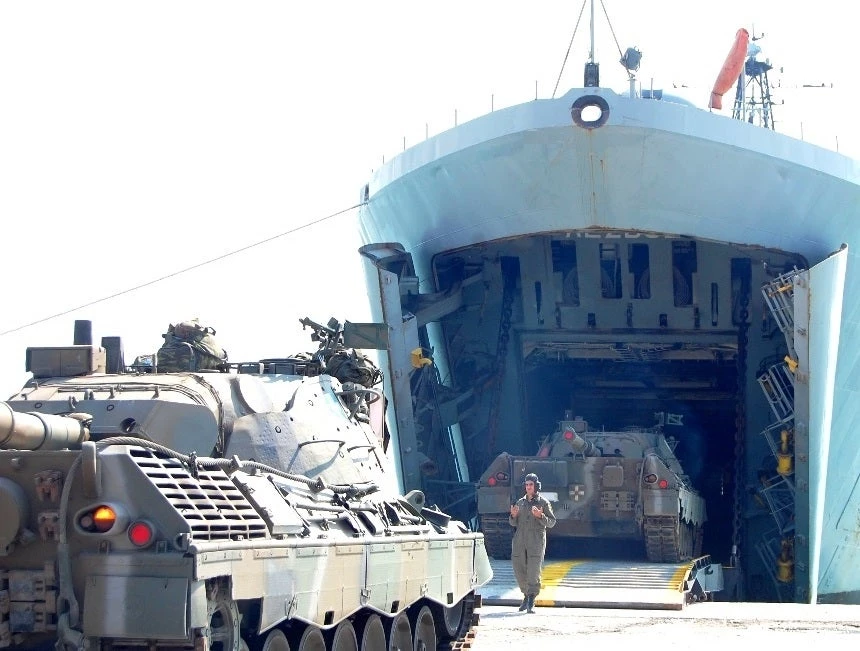 Τραντάζεται η γη από τις ερπύστριες των ελληνικών Leopard: Εκατοντάδες Πεζοναύτες παίρνουν την ευλογία του Ιερέα και το ατσάλι ξεχύνεται….